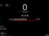 車線逸脱警報は、走行車線から逸脱しそうな場合にメーター内の警告灯とブザーで危険回避を知らせてくれる安全機能です♪
