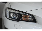 LEDヘッドランプは白色または青白い光を放ちます。夜間でも遠くまで見通しが良くなり、道路標識や歩行者をより早く認識できます。