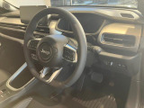 Jeepのタフさが伝わってくる太めのステアリングになっております。