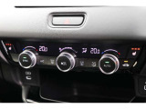 エアコンは運転席・助手席で独立した温度設定が可能になり、どこに座っても車内は快適空間♪