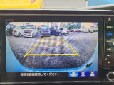 【リヤカメラ・ワイドビュー】後方を広く映し出し、左右からの接近車両や歩行者も確認しやすいビューです。