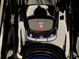 電動パーキングブレーキを搭載。スイッチ操作でパーキングブレーキを作動・解除することが可能なので、操作の力が不要です。