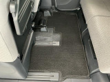 しっかりと汚れ、砂ぼこりを落とし足元まで清潔な車内空間を作り上げております♪