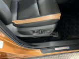 運転席パワーシートの操作スイッチです。スイッチを前後・上下に操作することで自分に合ったポジションに設定することで快適なドライブが出来ますよ!