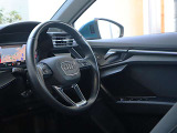 内装はシンプルに使い勝手を考え作られています。お車を運転する感覚をダイレクトに体感して頂けます。室内も広くロングドライブにも快適にお過ごしいただけます。