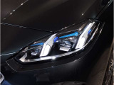 【LEDヘッドライト】先進のLEDテクノロジーを採用。放射される白色光の周波特性は太陽光に近く、バイキセノン・ヘッドライトを上回るコントラストで更に明るく輝きます!