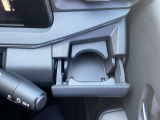 運転席側ドリンクホルダーです。高めの位置にご用意しておりますので目線を下げることなくご利用頂けます!!