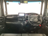 【前方視界】開放的な前方視界!運転がしやすく疲れにくいです♪窓が大きく、見通しがとっても良いおクルマですよ♪