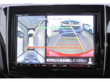 【全方位モニター】フロント、リア、左右ドアミラー下の4つのカメラの映像を合成し上空から見下ろしたように表示します。狭い駐車場や、狭い道でのすれ違いの時も安心です!