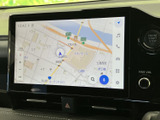 地図上に周辺の道路や施設名が表示され、現在地を確認しながら目的地までの道順を把握できます。画面上の操作項目も見やすく、日常のお出かけを支えます。