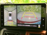 車両周辺を上から見た表示と後方の映像を確認でき、駐車時の周囲確認をサポートします。画面上のガイド表示も目安にしながら、車庫入れや縦列駐車の際に状況を把握しやすい装備です。