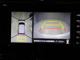 パノラミックビューモニターを装備。駐車場や交差点でクルマを真上から見るように周囲を確認できます。機能の詳細は販売店スタッフまでおたずねください。