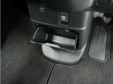◆センターロアボックス◆インパネ中央の下部には、ごみ箱としても使用する事ができるセンターロアボックスを装備しております。