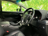 運転席と助手席にはゆとりあるシートを備え、座面や背もたれの形状も落ち着いた印象です。周囲を見渡しやすい室内で、前席で過ごす時間を快適に支えます。