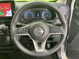 運転席から手元で扱えるスイッチを備え、運転中も視線を大きく外さず操作しやすい仕様です。各ボタンの表示も確認しやすく、日常の運転を支えます。