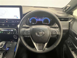3本スポークステアリング!ステアリングスイッチ付!音量調整やメーター内インフォメーションの操作、全車速追従機能レーダークルーズコントロールの操作などが可能!
