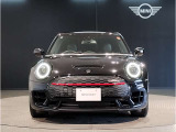 MINIのフロントグリルのデザインはイギリスで生まれた当初から、シルバーのサイドバーが折り重なった伝統的なデザインで御座います。その伝統はBMWのお車になってからでも少しずつ形を変えて守られております
