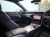 内装はシンプルに使い勝手を考え作られています。お車を運転する感覚をダイレクトに体感して頂けます。室内も広くロングドライブにも快適にお過ごしいただけます。