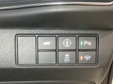 Hondaセンシング用の、VSA(ABS+TCS+横滑り抑制)解除と路外逸脱抑制機能のオンオフスイッチなどはハンドルの右側に装備しています。