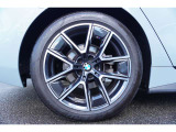 BMW純正アロイホイールを装備しております☆お問合せ(無料ダイヤル)0078-6002-613077迄お待ちしております。大阪府吹田市芳野町5-55 毎水曜、第二火曜日定休 営業時間10:00〜18:00