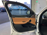 アンビエントライト:直接照明と間接照明を組み合わせて車内を印象深く演出し、寛ぎに満ちたインテリアの雰囲気を生み出します。