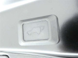 ワンタッチでバックドアが開閉。重たいバックドアも力いらずで開閉できる便利なパワーバックドア付きです!