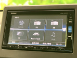 ラジオやテレビ、音楽再生などの選択肢が画面に並び、使いたい音源を見つけやすい構成です。タッチ操作で項目を選べるため、気分や状況に合わせた車内の過ごし方に活用いただけます。