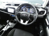 ドライバーを包み込むようなデザイン。運転していて安心感、高級感を感じられるコックピットです。