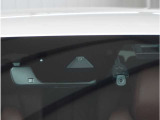 【フォワードセンシングカメラ】夜間走行時に前方の状況を判断したり、車線表示を検知したりします。