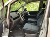 前席は運転席と助手席が並び、窓からの見通しも確保しやすい配置です。落ち着いた色合いのシートに加え、足元にはマットが備わり、普段の乗車にも使いやすい空間です。