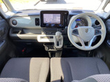 センターの画面は運転席から確認しやすい位置にあり、地図表示も見渡しやすい配置です。周辺の操作部と合わせて、移動中の情報確認に活用できます。