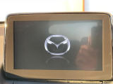 【マツダコネクトナビ】車内の雰囲気にマッチした一体型タイプのナビ。各種車輌設定やBluetooth再生等、様々な機能が楽しめます。直感的なダイヤル操作が可能で、使い勝手も良好です。