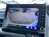 後方の映像とガイド線を画面で確認でき、駐車時に周囲の状況を把握する助けになります。車庫入れや狭い場所での取り回しの際も、目視と合わせて後方確認に活用できます。