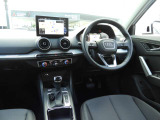 安全で快適な運転をサポートするアウディバーチャルコックピット。多機能でありながら優れた操作性で、シンプルで美しいインテリアデザインに溶け込んでいます。