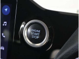 スマートキーを携帯していればキーを取り出さずにドアを施錠&解錠。クルマの始動も可能です。