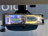 乗員、ヘッドレスト、積載物などでさえぎられがちなルームミラーの後方視界をクリアに保ちます。車室内の状況に関わらず、車両後方にあるカメラの画像をルームミラーに映し出します。