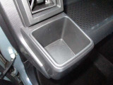 運転席側、助手席側ともにドリンクホルダー付きです♪