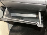 【グローブボックス】容器がせり出してくるバケットタイプ!一目で中身を把握でき、取り出しやすさにも優れます!