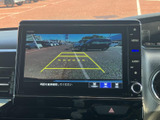 後方の映像にガイド線が表示され、駐車時に車両と周囲の位置関係を確認しやすい装備です。画面上で後方の様子を見ながら、落ち着いて駐車操作を行えます。