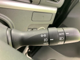 レバーには各操作を示すマークが表示されており、運転席から内容を確認しやすい仕様です。車線変更や交差点での合図など、日々の運転を支える操作部です。