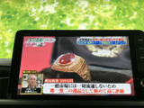 テレビ画面を表示でき、停車中の休憩時間などに映像を楽しめます。画面上に番組情報も表示され、視聴したい番組を確認しやすいのが便利なポイントです。視聴時は交通状況と安全に十分ご配慮ください。
