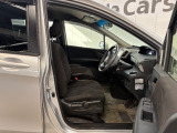 運転席の足元まわりです!アクセル・ブレーキペダルの配置や足元スペースもしっかりご確認いただけます。毎日の運転で長く過ごす場所だからこそ、実際の広さや使い勝手も大切なチェックポイントです。