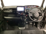 車内は光触媒抗菌消臭施工済です。インパネ周りはスタイリッシュなデザインで機能や装備も充実しています。グローブボックスやカップホルダーのほかにトレーなどたくさんの収納スペースが付いています。