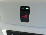 緊急時や危険を感じた時、SOSコールスイッチを押すと専門のオペレーターに繋がり警察や消防への連携をサポート。事故発生時には、エアバック展開時と連動して自動通報します。