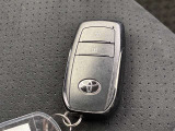 ドアの開閉時、両手が荷物で塞がっている時はキーレスでのカギの解除が大変ですよね。スマートキーはポケットやバッグに入れておけば、ノブに触れただけでロックの解除が可能です。とても便利な機能です。
