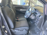 前席は座面と背もたれにゆとりがあり、運転席からの見通しも良好です。黒を基調とした室内は落ち着いた雰囲気で、シートや足元もすっきりとまとまり、乗り込む際も快適です。