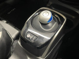 【シフトレバー】近年のハイブリッド車特有のスマートなシフトレバー。身近に触れるポイントですが、先進的で近未来のような印象を受けますね。
