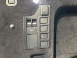 電子制御エアサスペンション 走行中や停車時に車高を上げ下げすることで、多用途性を高めます。乗員の乗り降りの際やトランクに荷物などを積み込むときにも便利です。