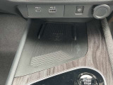 【ワイヤレス・スマートフォン充電器装着車!】 充電ケーブルをつながなくても置くだけでスマートフォンを充電してくれますので便利です。