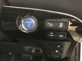 スマートキーを携帯していればキーを取り出さずにドアを施錠&解錠。クルマの始動も可能です。